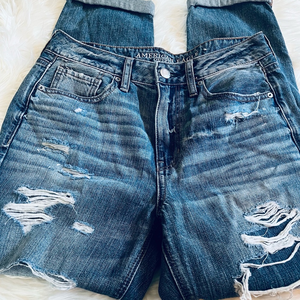American Eagle Outfitters women’s  Relaxed Ripped Blue Jeans -size 8 NWT